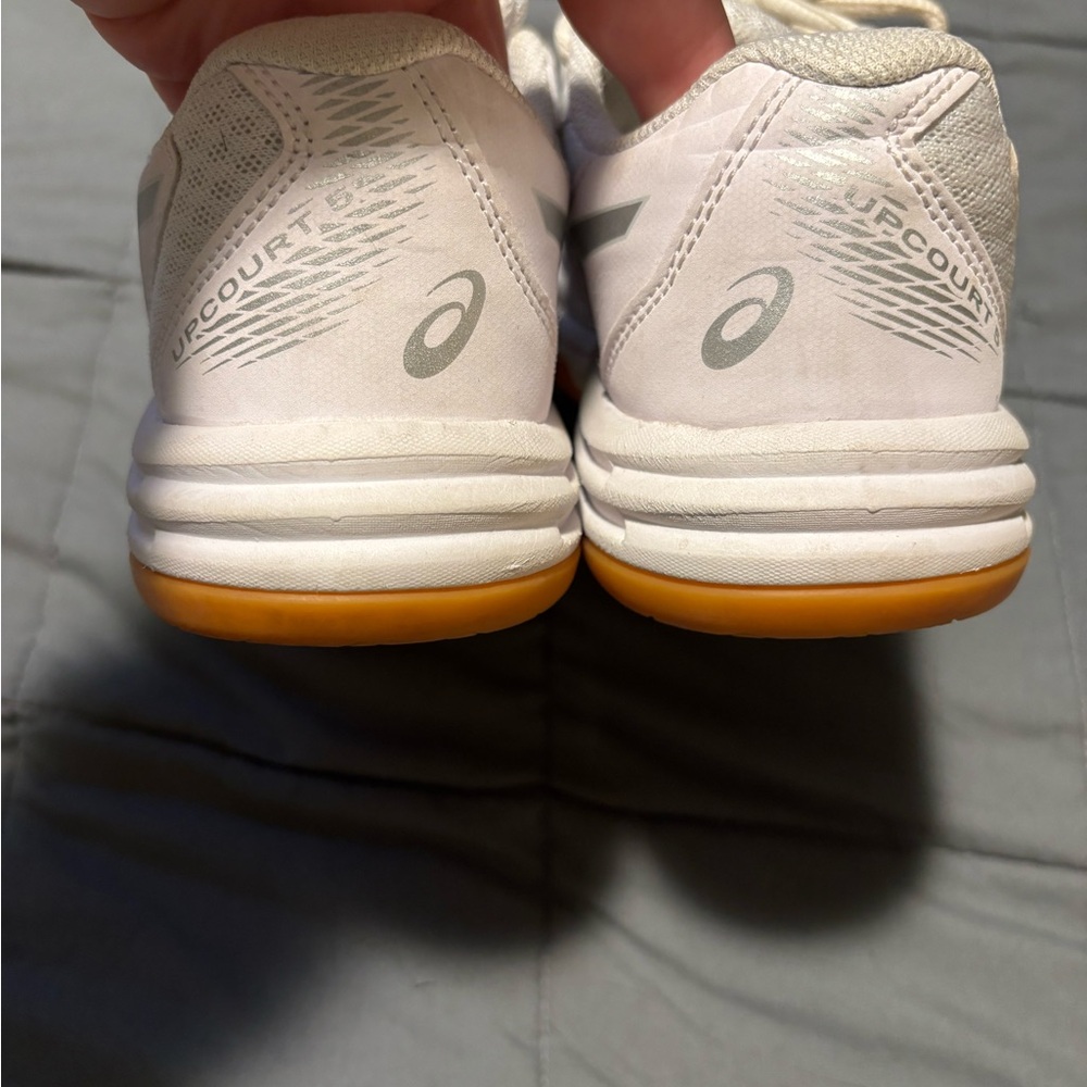 ASICS Upcourt White and Silver Athletic Sneakers Women’s Size 3.5 - Picture 4 of 7